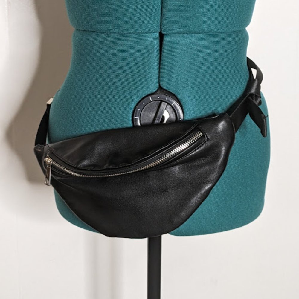 Realer Crossbody And  Waist Bag. Medium Size.